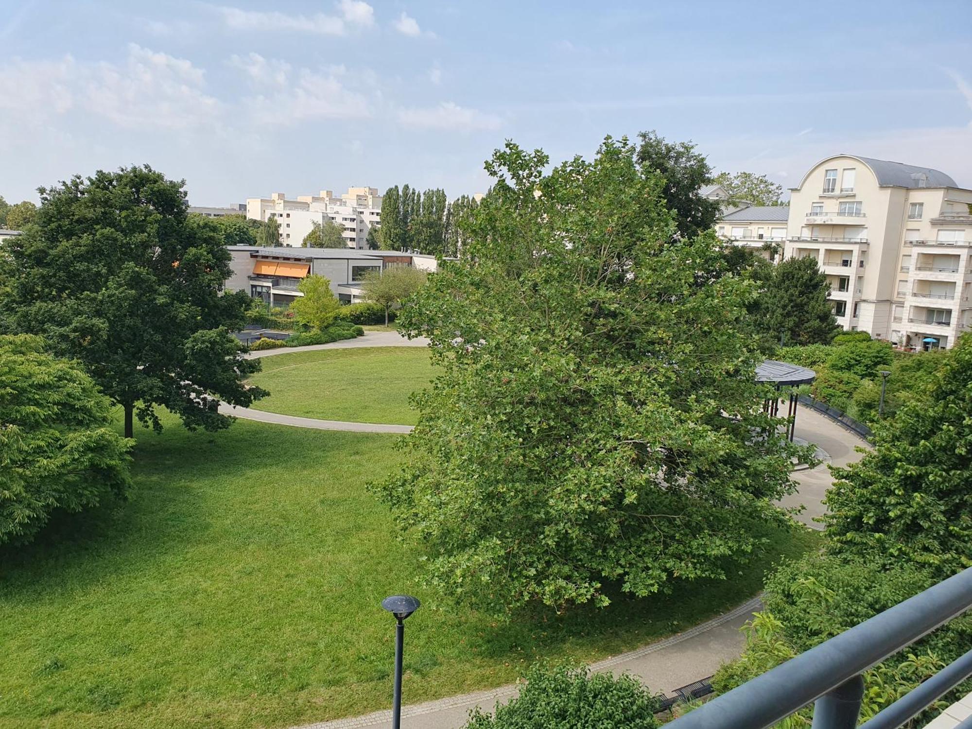 Appartement Residentiel Au Vert Et Au Frais Montigny-le-Bretonneux Ngoại thất bức ảnh